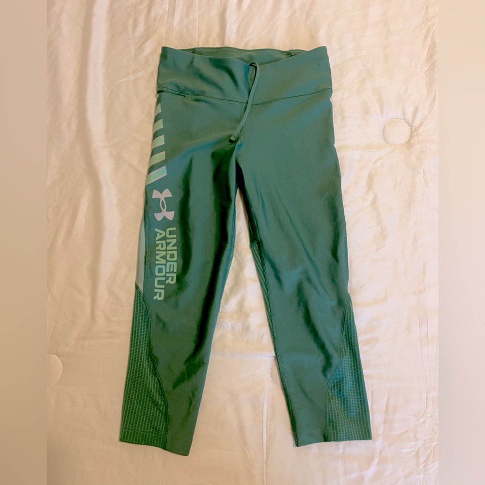 Under armor Capri legging with draw string and mesh detail green gray small
